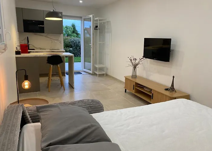 Cosy With Garden Apartment