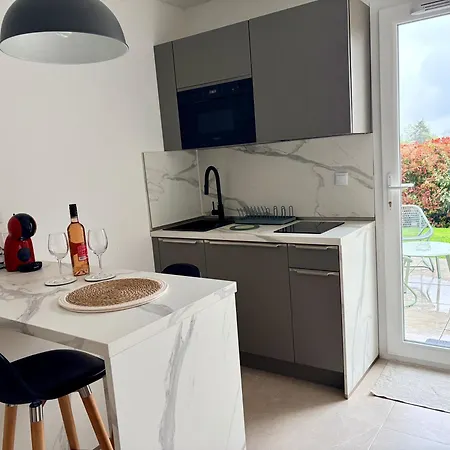 Apartman Cosy With Garden